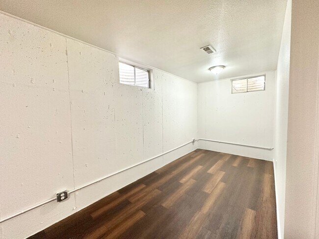 Building Photo - Modern and Spacious Duplex Style Home with...