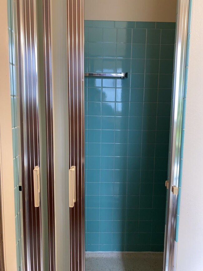 Building Photo - STUDENTS WELCOME! Sprawling 6 Bed / 3 Bath Home Near College and Drake