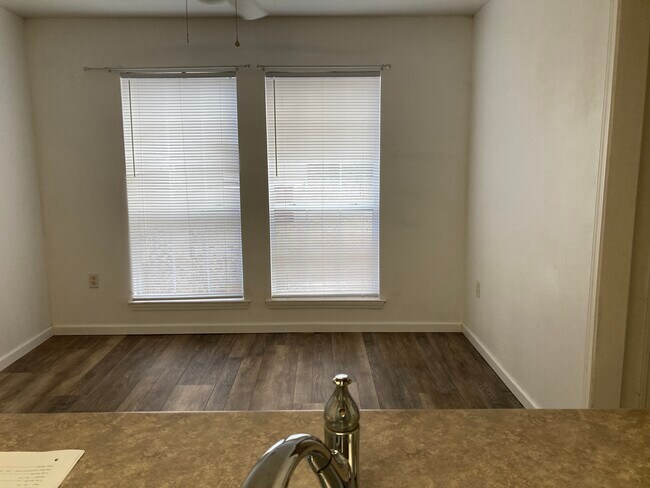 Building Photo - 7219 Pro Ln