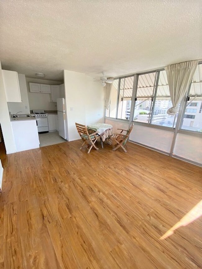 Building Photo - One bedroom with parking in Waikiki