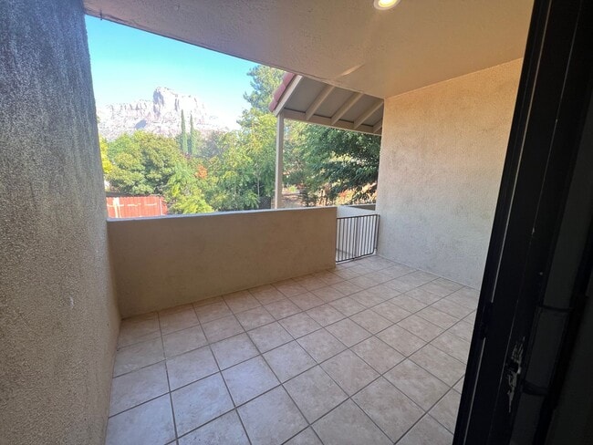 Building Photo - 390 Fairway Oaks Dr