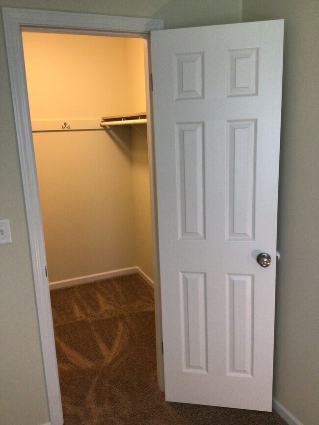 Building Photo - 211 Glengarry Dr