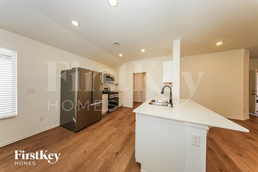 Building Photo - 441 Labelle Ln