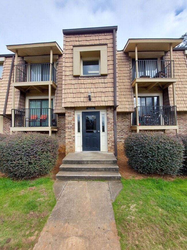 Building Photo - 919 Old Manor Rd