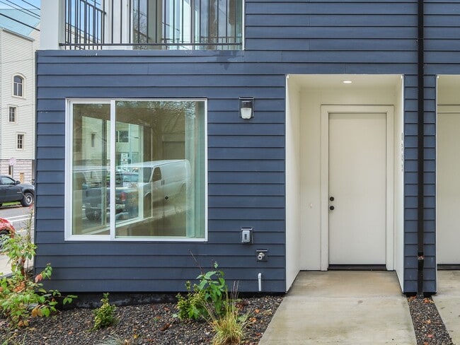 Building Photo - Vancouver Townhouses - Get 1 Month Free!