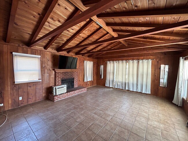 Building Photo - MASSIVE 6 bed 3 bath house in Prime Locati...
