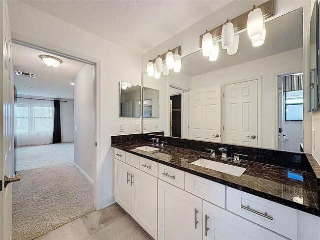 Building Photo - 10701 Laurel Vista Way