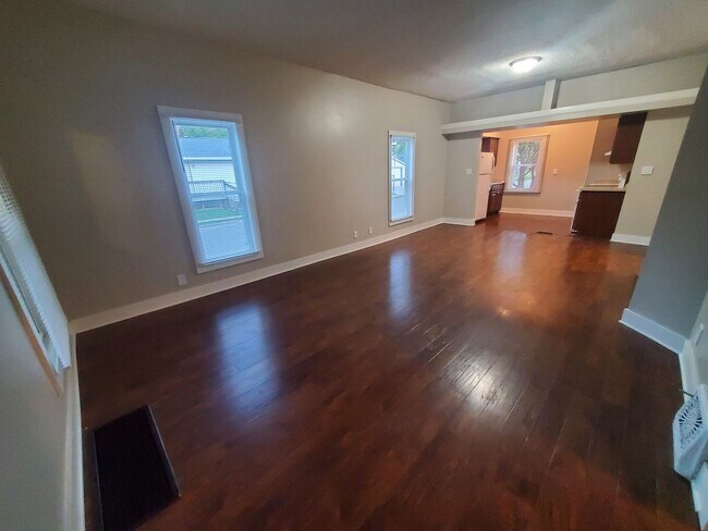 Building Photo - 2 Bedroom, 1 Bathroom home with front porch and fenced yard!