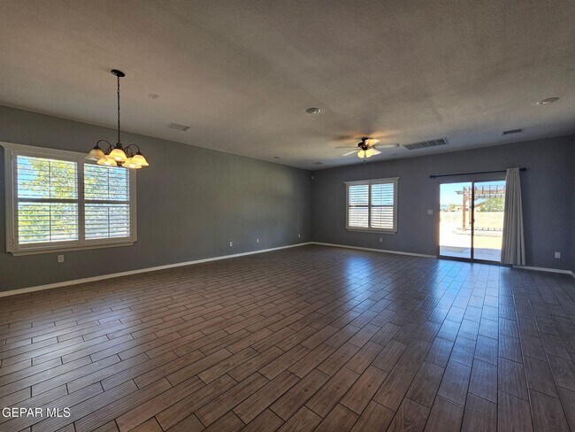 Building Photo - 7565 Wolf Creek Dr
