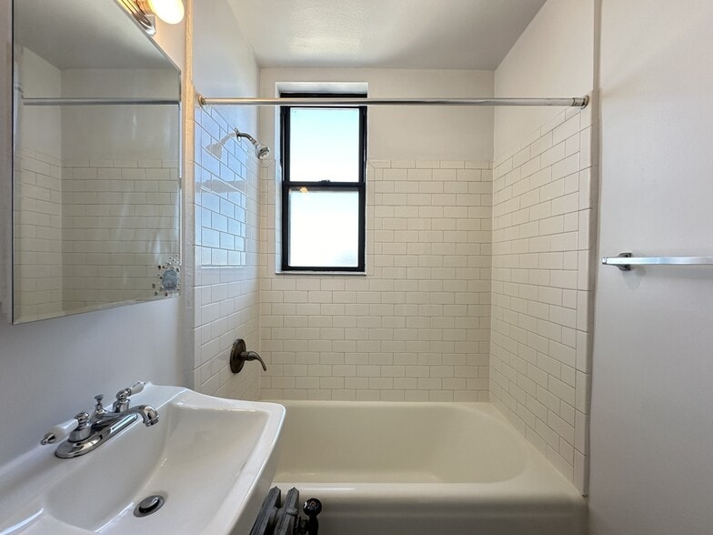 Building Photo - 3335 W Diversey Ave