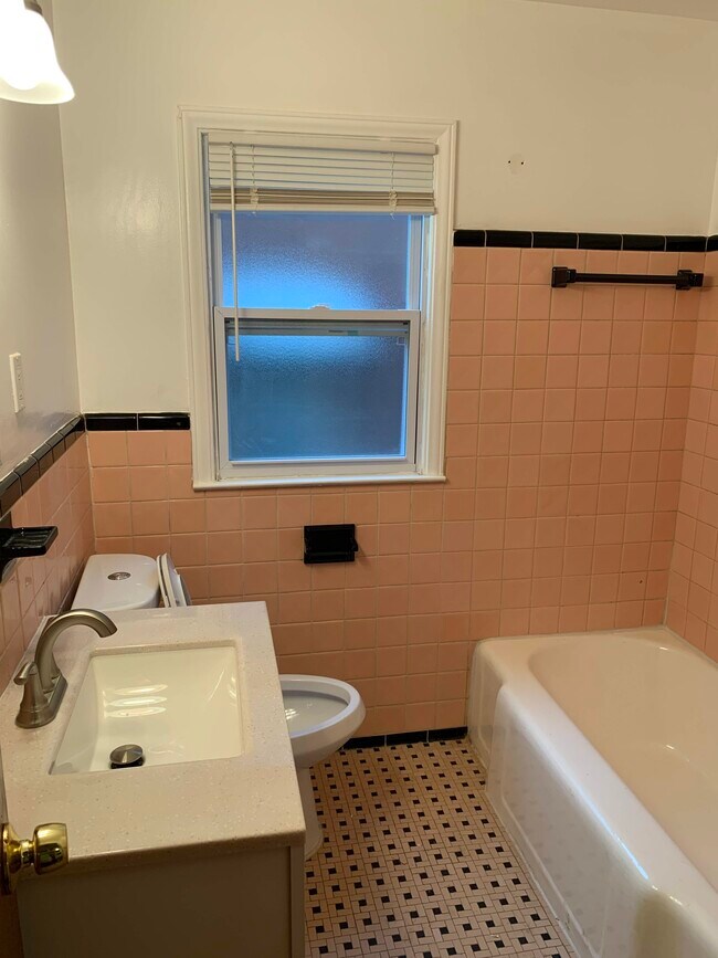 Building Photo - 17241 Shaftsbury Ave