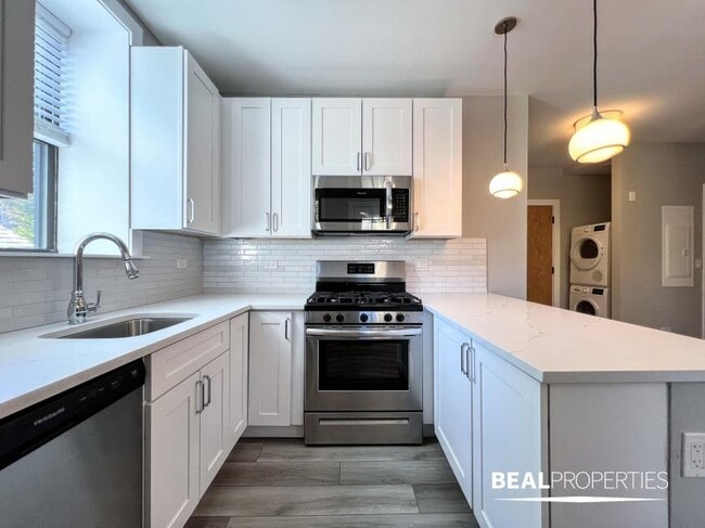 Building Photo - 1 bedroom in CHICAGO IL 60613