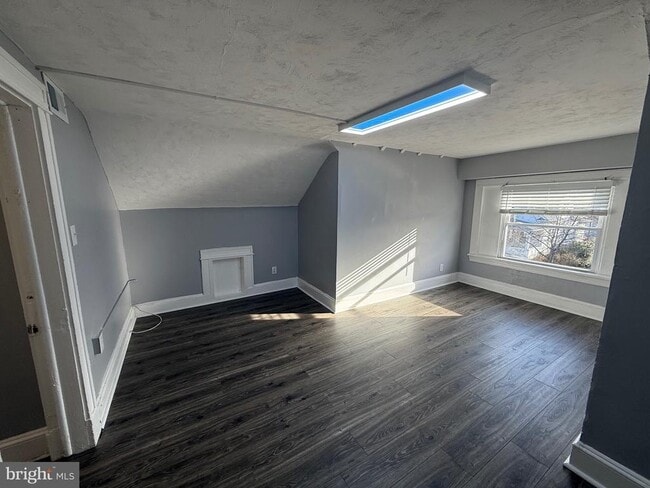 Building Photo - 208 4th Ave