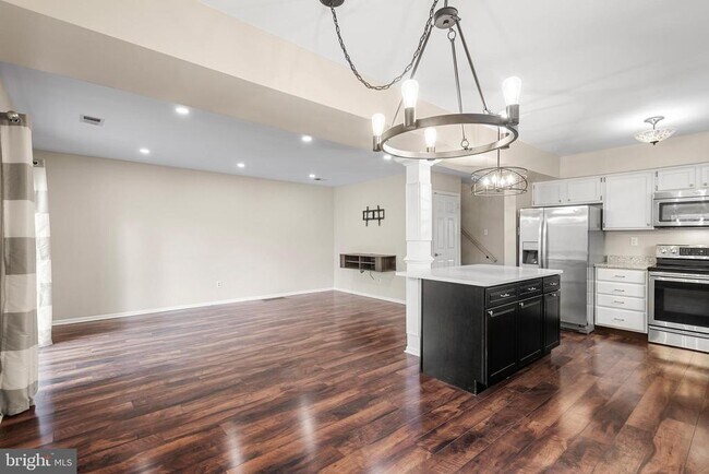 Building Photo - 201 Fairfax Ct