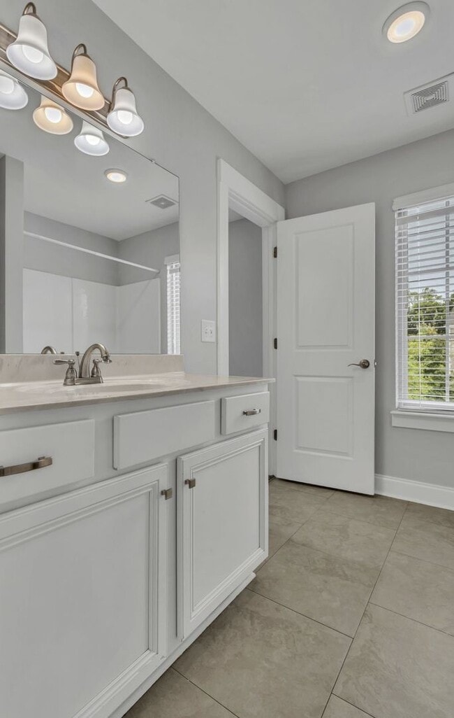 Building Photo - 4BR/3.5BA All-Brick Home Near Top Williams...