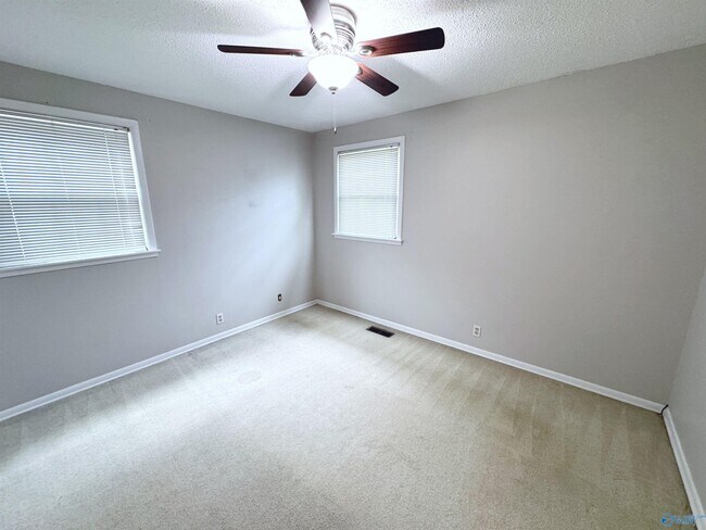 Building Photo - 11406 Crestfield Dr SE
