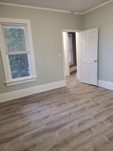 Building Photo - 213 S Webster St