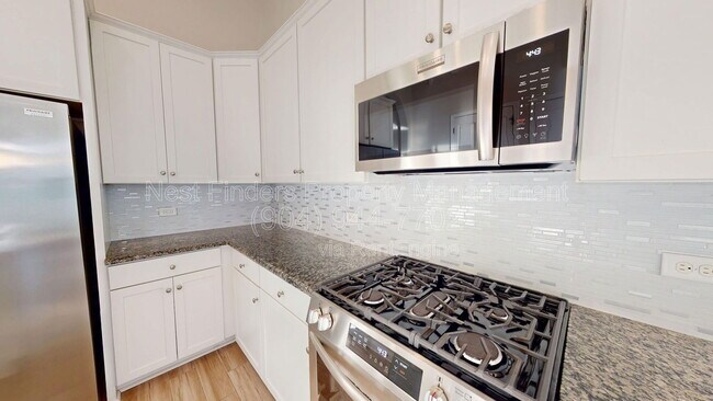 Building Photo - 628 Town Plaza Ave