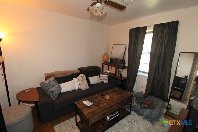 Building Photo - 2706 Live Oak Dr