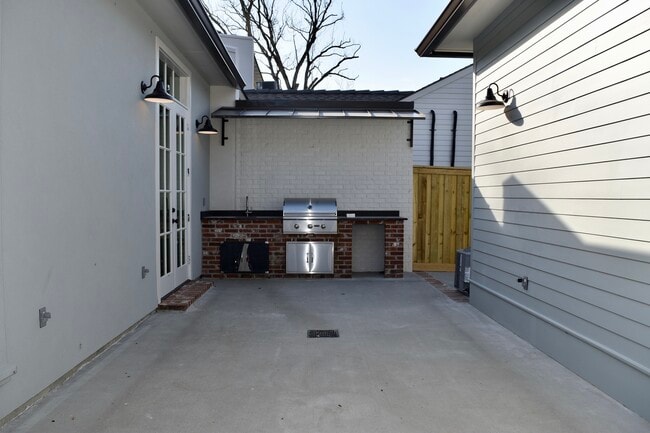 Building Photo - 3305 Pointe-Marie Dr