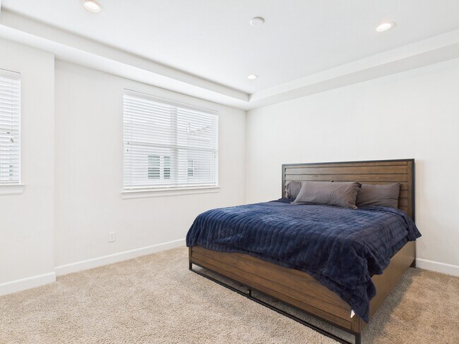 Building Photo - 2711 Clinton Dr