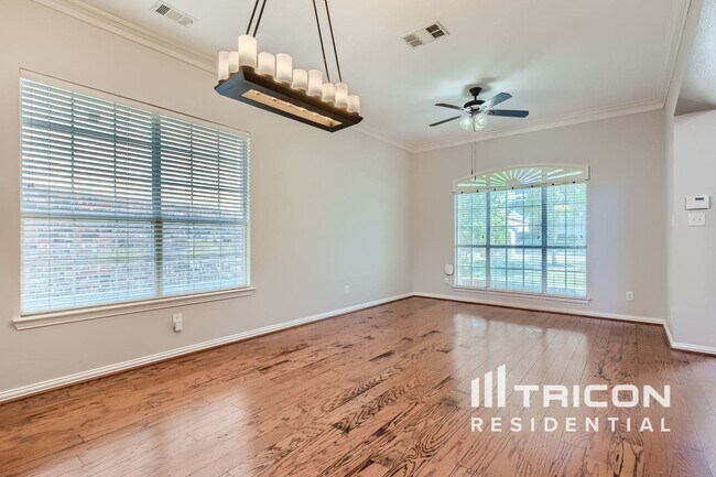 Building Photo - 2020 Hillcroft Dr