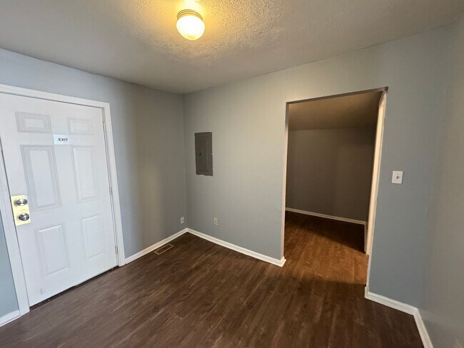 Building Photo - Near Southeast 3 Bedroom 1 Bath
