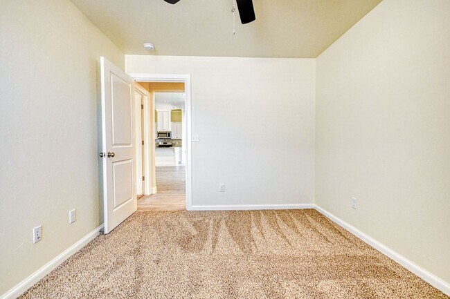 Building Photo - 3100 Pebble Pond Dr