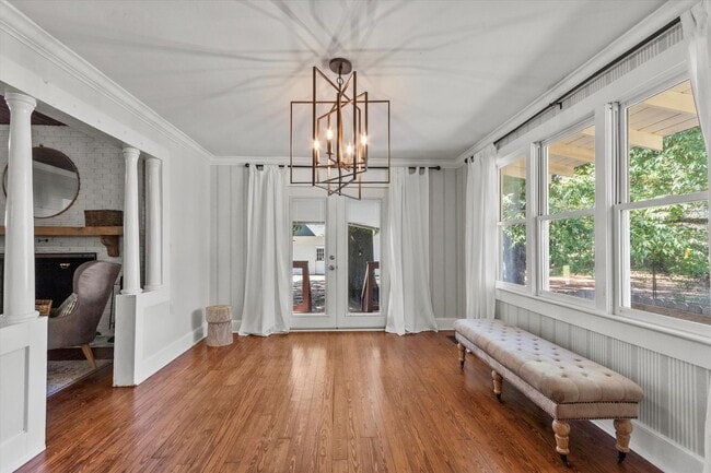 Building Photo - Country Classic with Modern Convenience!