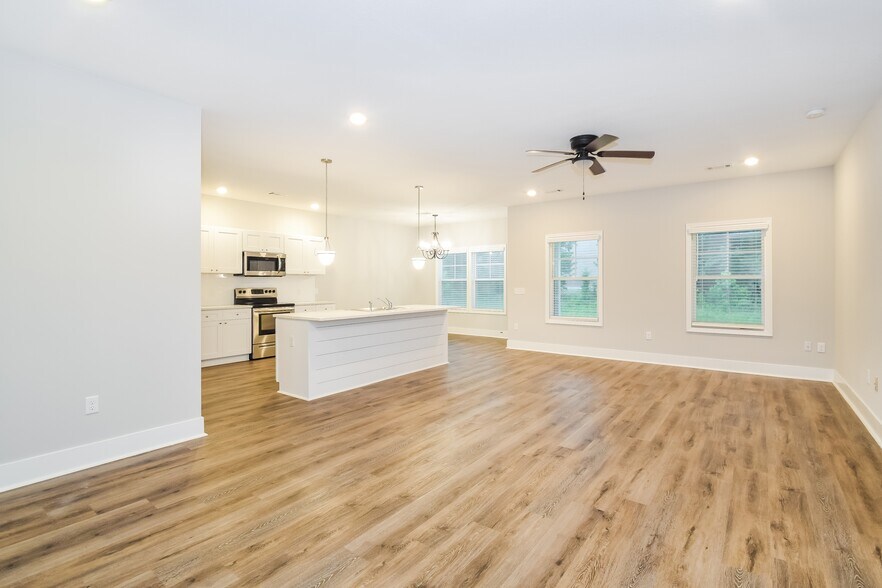 Building Photo - 1025 Autumns Wood Cir E