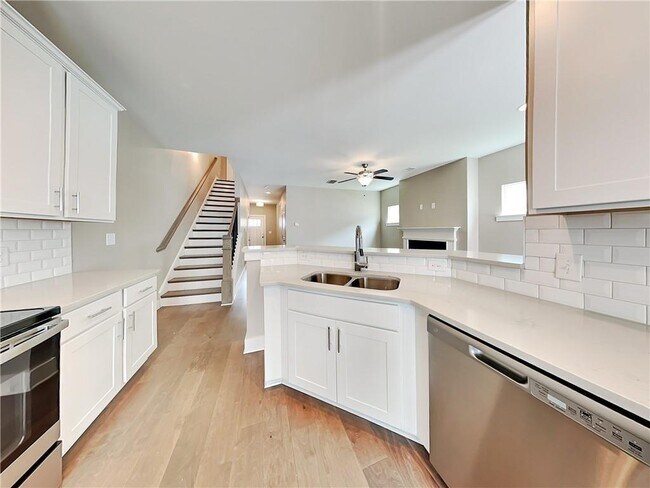 Building Photo - 6423 Shalks Xing Dr