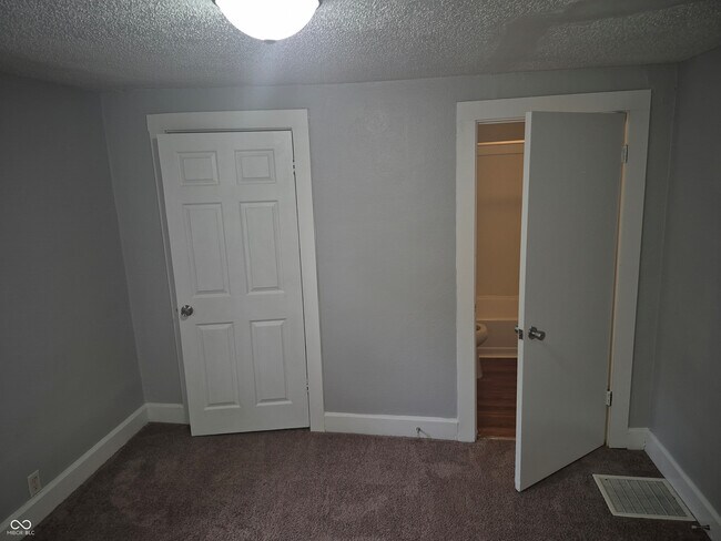 Building Photo - 3338 N Kenwood Ave