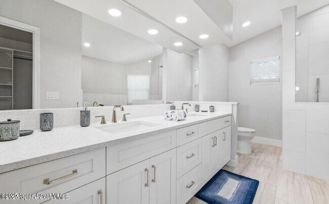 Building Photo - 6765 Angeles Rd