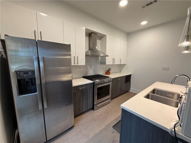 Building Photo - 775 Juniper St NE