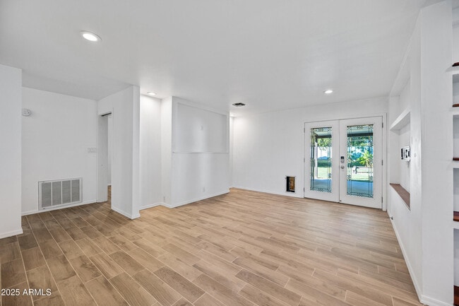 Building Photo - 1014 E Orange Dr