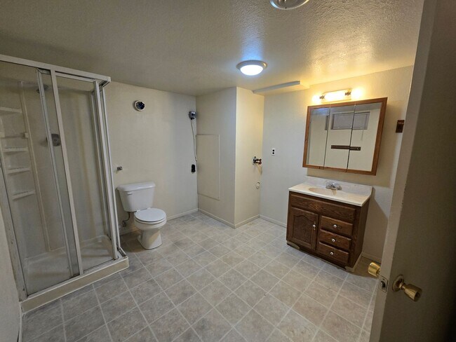 Building Photo - Beautiful North Side Home! Available Now!