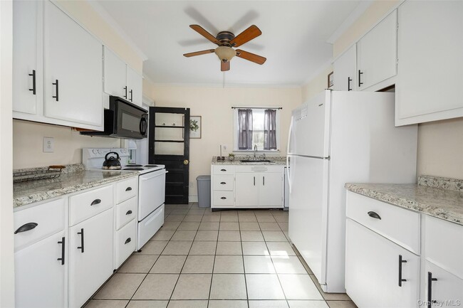 Building Photo - 108 Church St