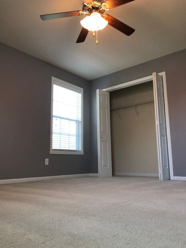 Building Photo - Stunning 3 bedroom, 2 1/2 bath 2 story home