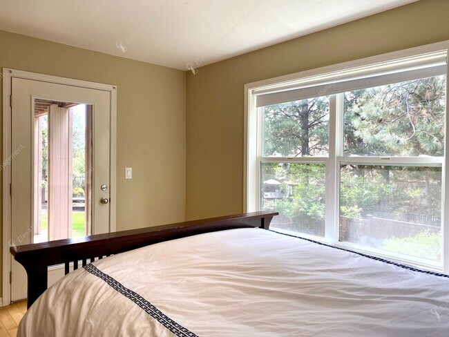 Building Photo - Elegant Awbrey Butte Home | Unfurnished | ...
