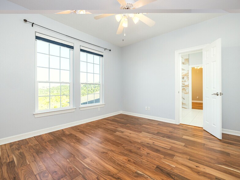 Building Photo - 9805 Big View Dr