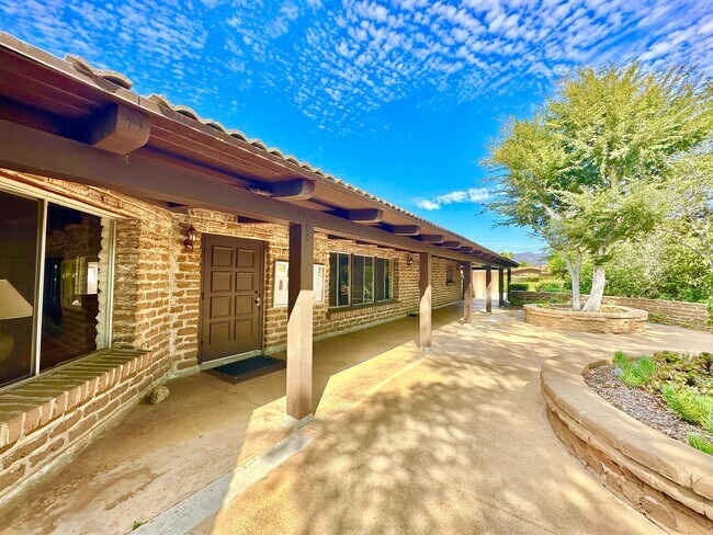 Building Photo - Beautifully Appointed & Fully Furnished, S...