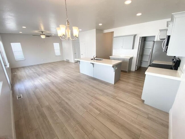 Building Photo - 521 N 20 W