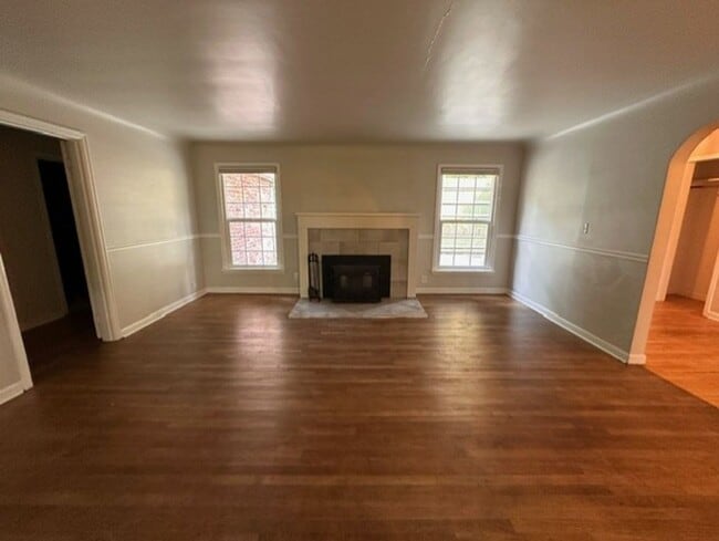 Building Photo - Charming 2 Bed, 1.5 Bath Home with Basement and Sunroom