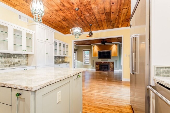 Building Photo - Charming 3 Bed / 2.5 Bath Two-Story Home!