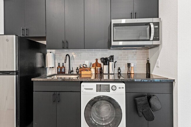 Building Photo - 596 W 9th St