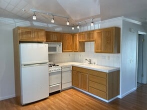 Building Photo - 1 Bed/1 Bath Upstairs Apartment in Gated SR Complex.