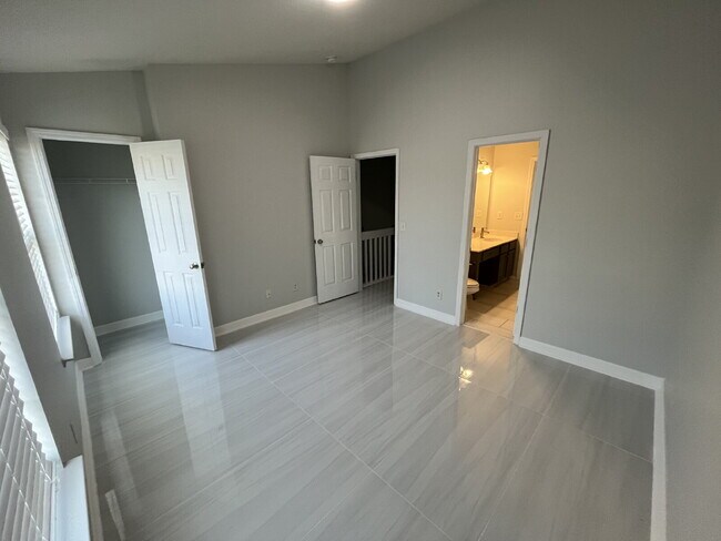 Building Photo - "Chic & Cozy: Modern 2-Bed Townhouse with Marble Accents in Greensboro!"