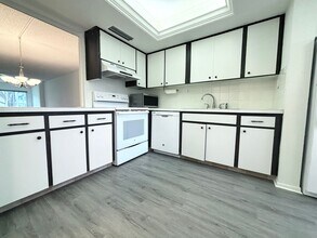 Building Photo - 55+ Community 2/2, Free Water, Pool, Exercise Room