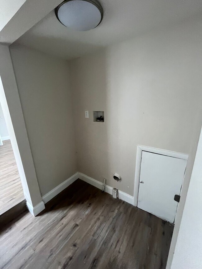 Building Photo - Gorgeous Updated 3 bedroom house!