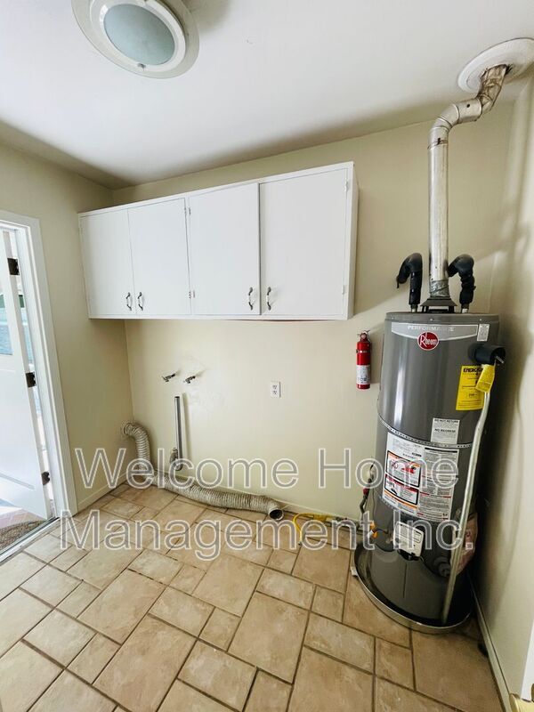 Building Photo - 2561 Olympic Blvd